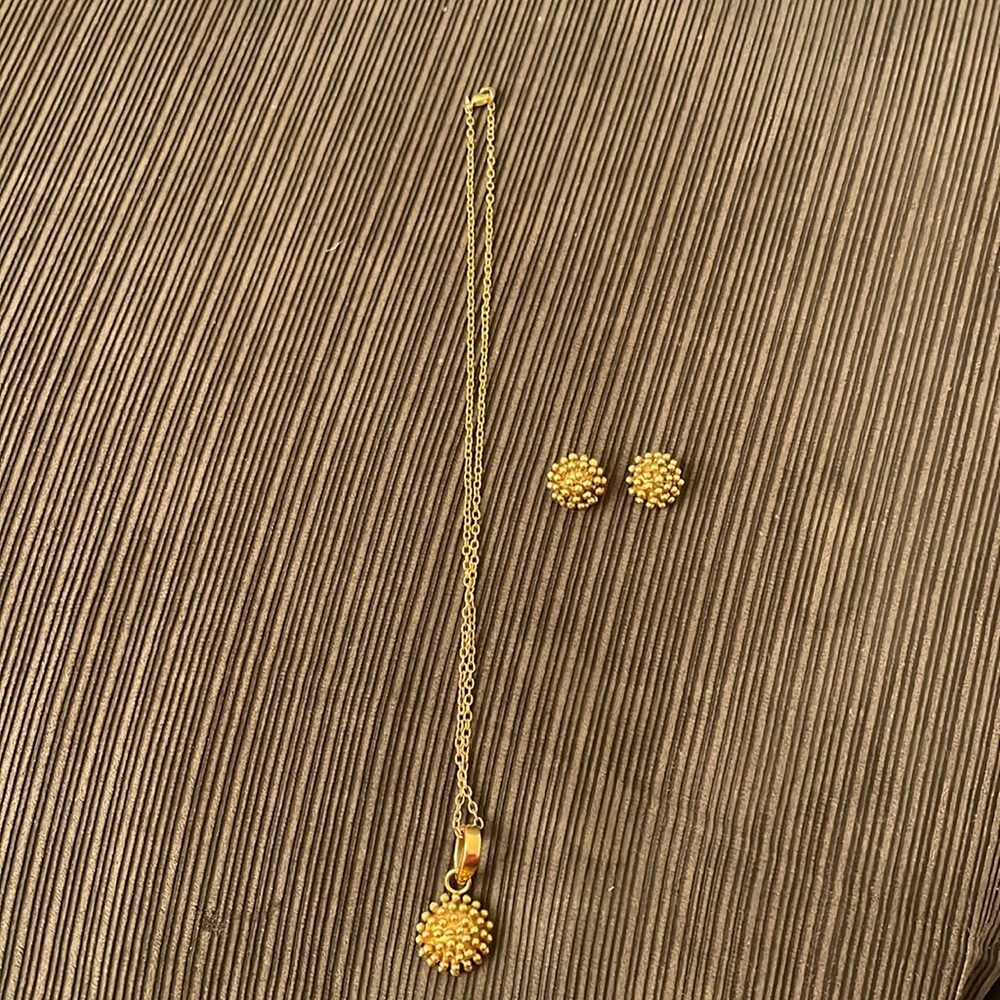 necklace and earrings set. excelent conditionion,